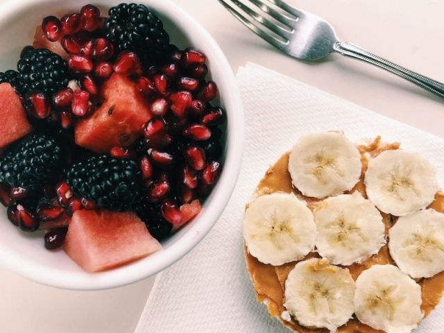 frutas vermelhas (amora, romã e melancia) e panquecas com pasta de amendoim e banana e café preto