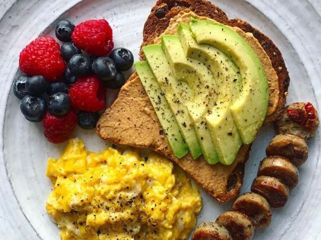 pão com pasta de amendoim, abacate e ovos mexidos e frutas (frambosa e mirtilos) e café preto.