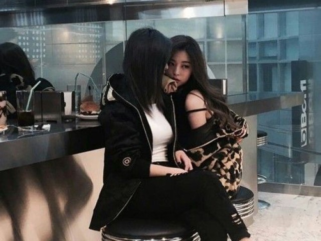 Ela não aguenta passar um minuto sem comer aff
(Girl/girl)