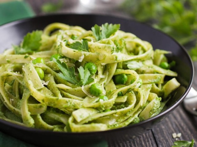 Macarrão ao molho pesto