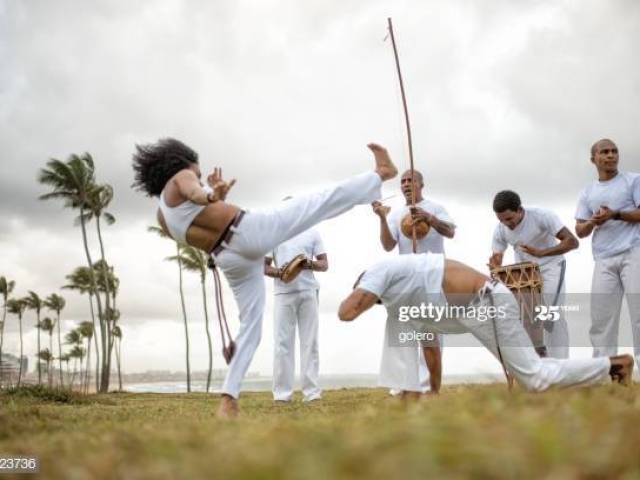 as pessoas cantam batem palma e tocam instrumentos