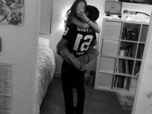 O q ajuda na ressaca te amo
Comentarios
Leo:me troco foi
Res:vc q sumiu na festa
Maicon:hmm
Luka:nss
Mike:amo vc mano
Res:amo mais pohaa