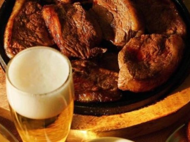 Nada supera uma porção de churrasco e chope gelado no Outback!