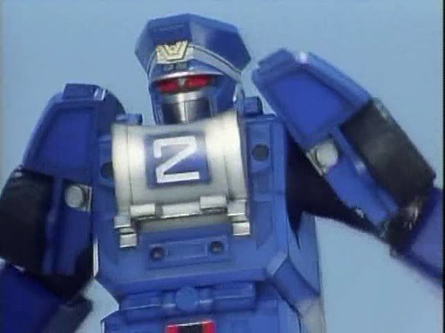 Siren Blaster Rescuezord (Modo de alta posição Sirene Blaster)
A forma de robô é um policial capaz de disparar rajadas sônicas de seu peitoral.