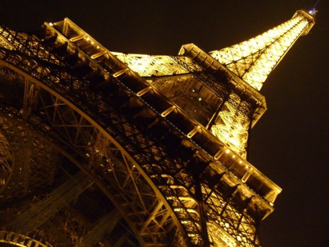 Pão fino e comprido, e a sua origem é na França.