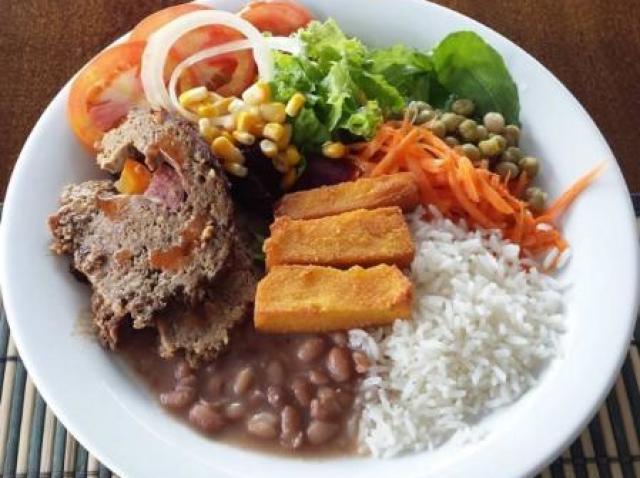 arroz,feijão, carne,tomate,
mandioca,tomate,milho,alface ,ervilha,cebola