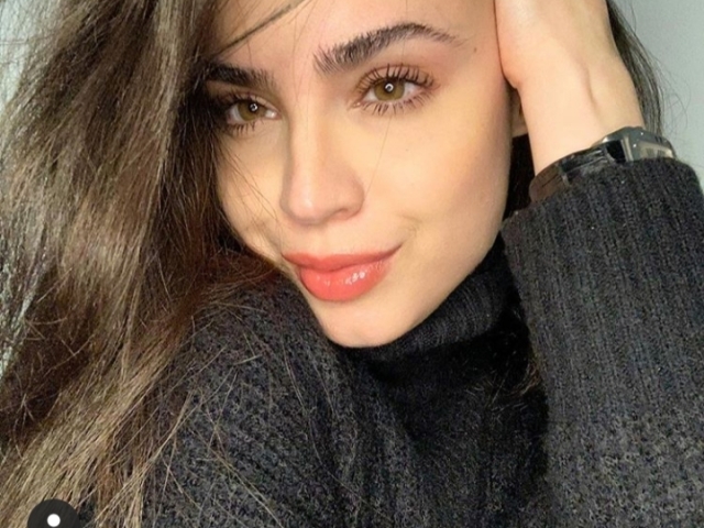 A rainha Sofia e uma linda camponesa mais depois se apaixonou pelo rei e se tornou rainha mais e super enteligente muito simpática ( ela e linda em qualquer ocasião mais ela tem os olhos azuis bem claro parecids com o mar do Caribe 28 anos