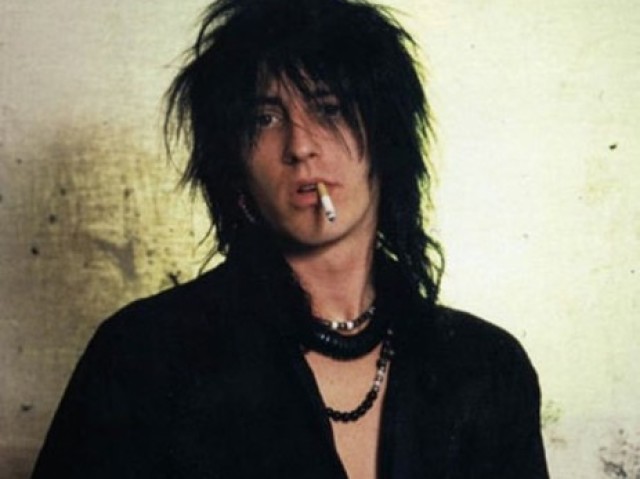 Parabéns, você seria o Izzy Stradlin