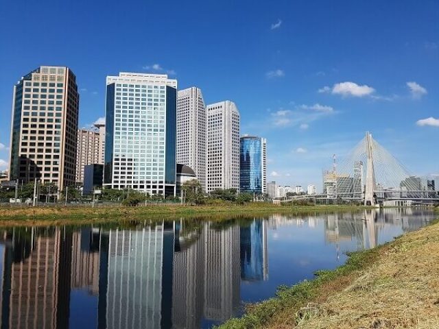 Margens do Rio Pinheiros, cidade de São Paulo.