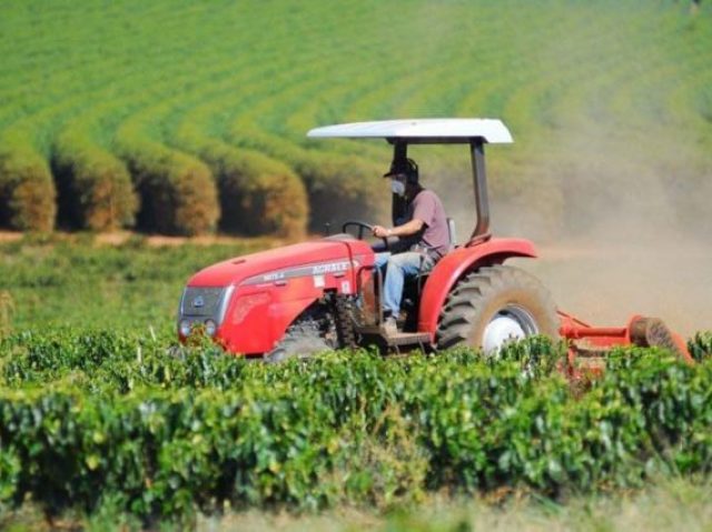 Trator trabalhando nas plantações.