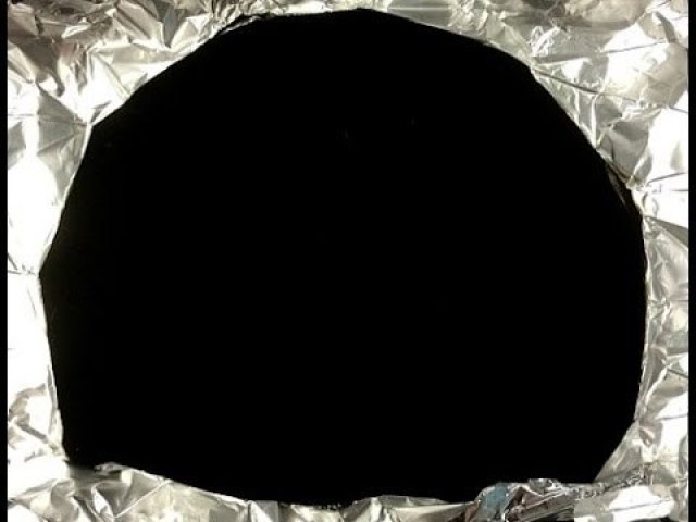 Vantablack
Vantablack é uma substância feita de nanotubos de carbono. É a substância mais negra conhecida, absorvendo até 99,965% de radiação. Quando a luz atinge a substância, em vez de ser refletida, fica presa entre os tubos, saltando entre eles, até finalmente se converter em calor