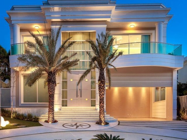 Essa é sua casa
Vc mora sozinha com sua irmã, e sua mãe mora do lado da sua casa