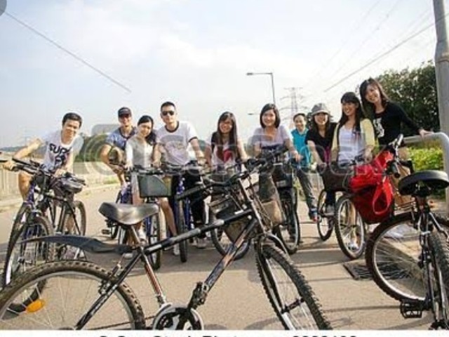 Andar de bicicleta com os amigos