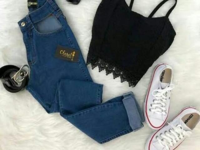 Calça jeans, cropped preto e tênis branco.