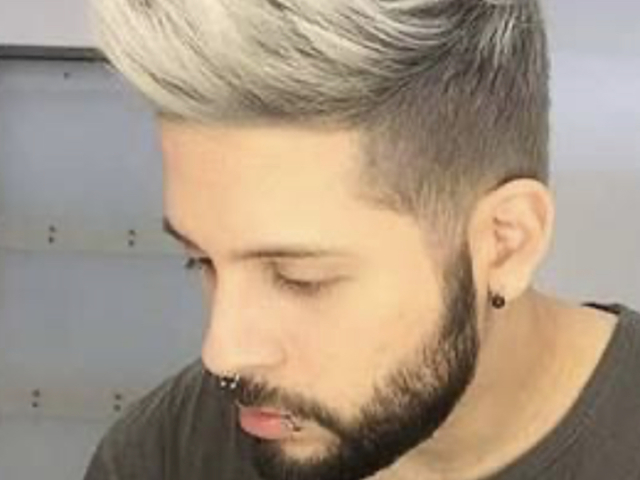 que ele tenha cabelo platinado 🙄💗