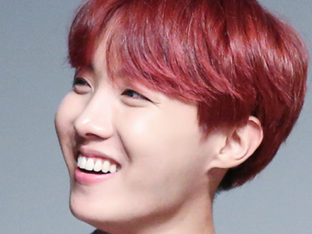 J-HOPE- BTS/ outro membro do mesmo grupo :)