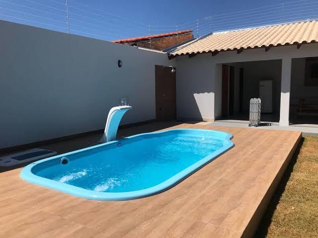 2 quartos,sala,Cozinha,2 banheiros,quintal com piscina e garagem