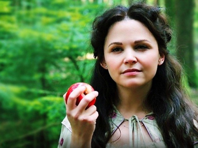 Ele lançou uma maldição onde Regina trocou de lugar com Branca de Neve.