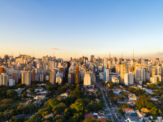 Em uma cidade, ou em outros lugares desconhecidos.