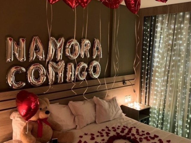 No quarto todo decorado!