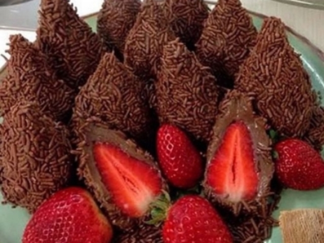 Coxinha de brigadeiro com morango