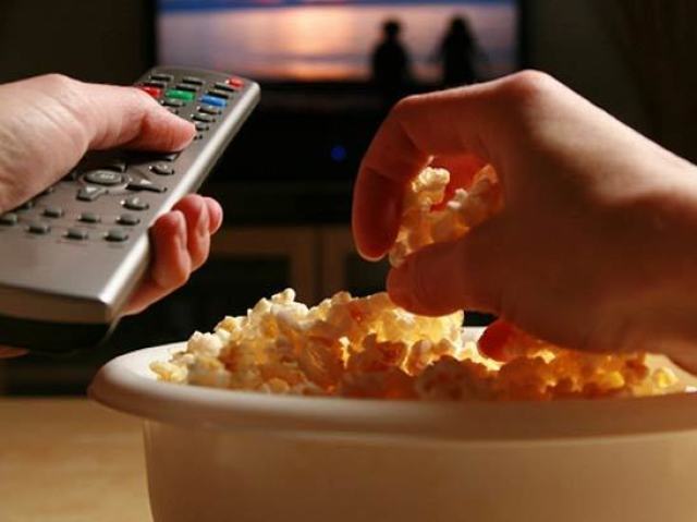 Vocês ficariam em casa, preparariam uma pipoca, e assistiriam um filme. Porém, S/R iria pegar no sono e acabaria dormindo em seu ombro. Você voltou para casa 
rindo do que havia acontecido. E no outro dia ele te ligou e falou que gostou de dormir em seu ombro, em seu lado. Depois do que ouviu, você deu uma 
gargalhada das altas!