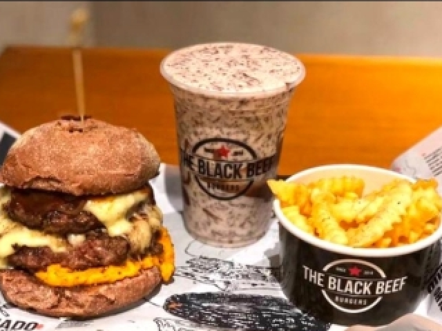 Hambúrguer com milkshake e batata frita