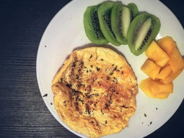 omelete e frutas