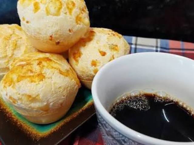 Pão de queijo com café