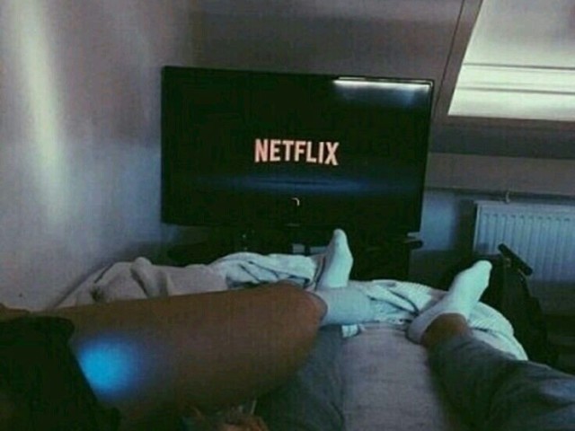 Em casa assistindo Netflix