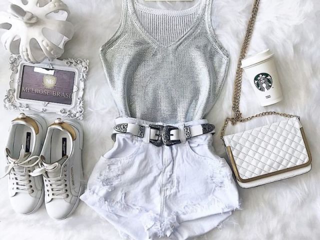 Regatinha cinza e short branco.