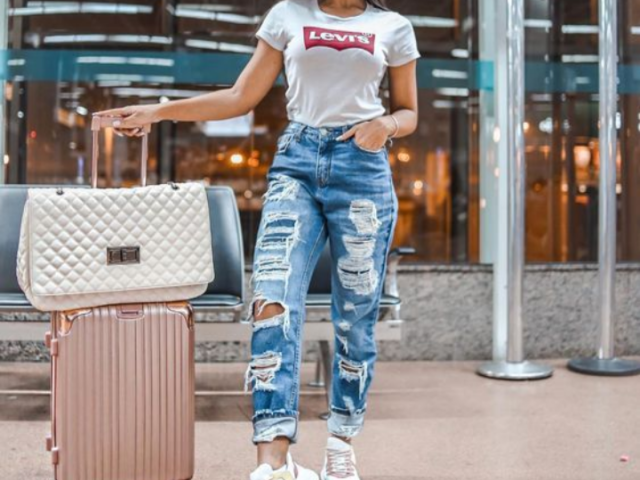 Blusa branca, calça jeans Clara com rasgos e tens branco.