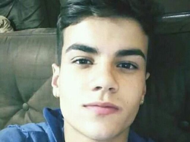 (Desculpa a imagem cortada )
Lukas : Atencioso , carinhoso , engraçado , bem frio quando é preciso ,verdadeiro . Hobbies : Joga futebol americano e gosta de correr .