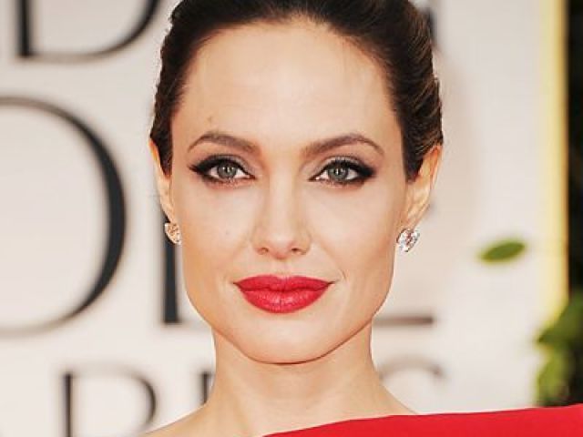 Angelina Jolie (45) 🍒