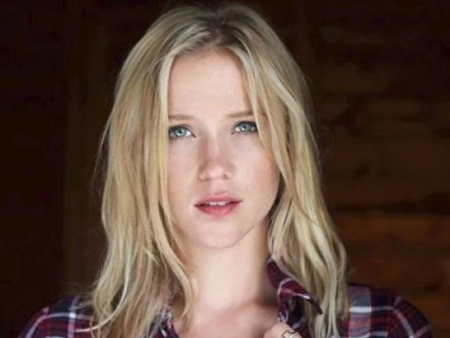 Jessy Schram (34)