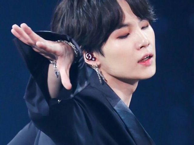 Suga, acho ele feio e queria que ele não fosse do BTS