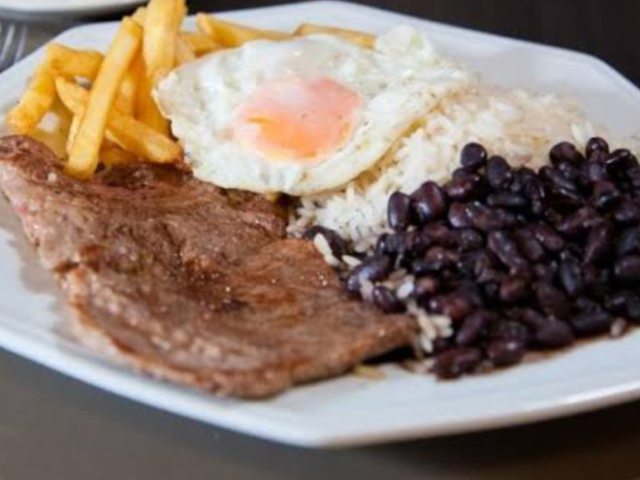 Arroz feijão bife e ovo batata frita?