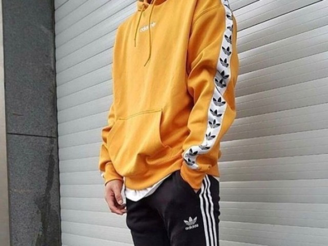 (look Adidas hehehe) moletom amarelo Adidas por baixo uma camisa branca da Adidas uma calça e um tênis da Adidas