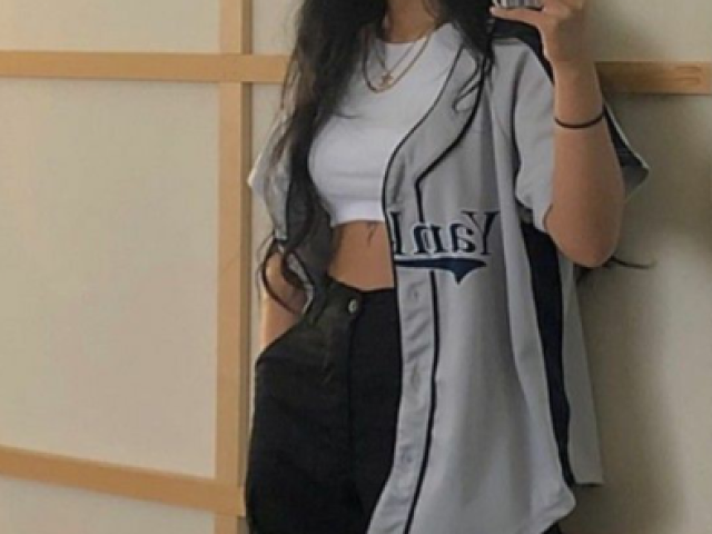 Conjunto 3
à um casaco fino, com uma calça mais solta