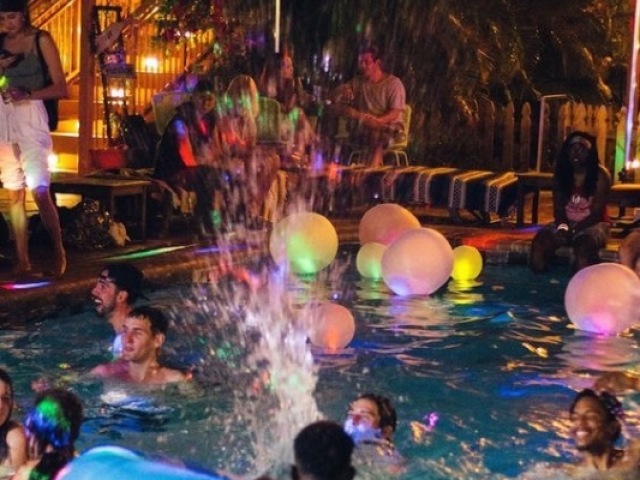 uma festa na piscina