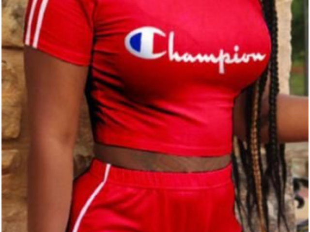 Topper vermelho escrito CHAMPION e short vermelho