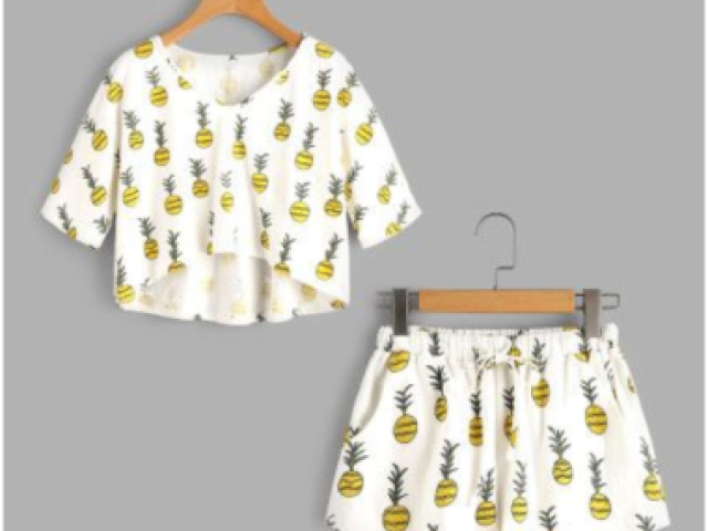 Blusa de meia manga branca com desenhos de abacaxi e short de abacaxi