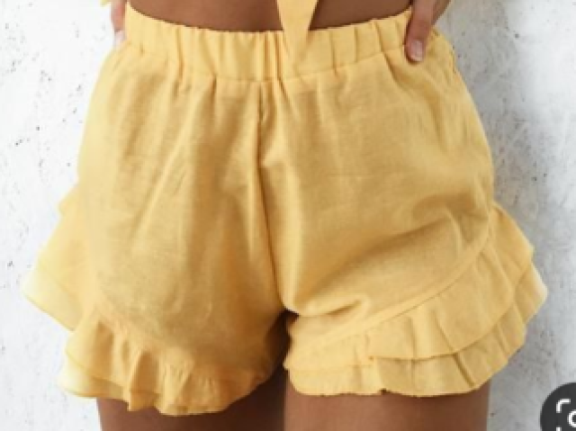 Short amarelo solto