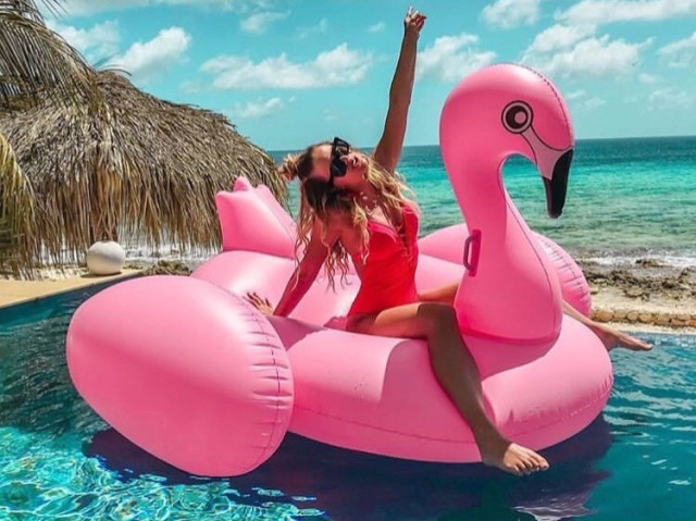 Monte uma festa na piscina e diremos qual rede social combina com você!