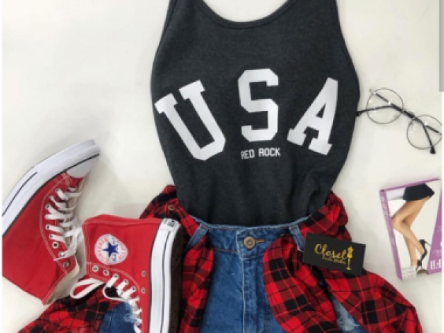 Blusa preta escrito USA,short jeans e blusa vermelha e xadrez amarrada na cintura