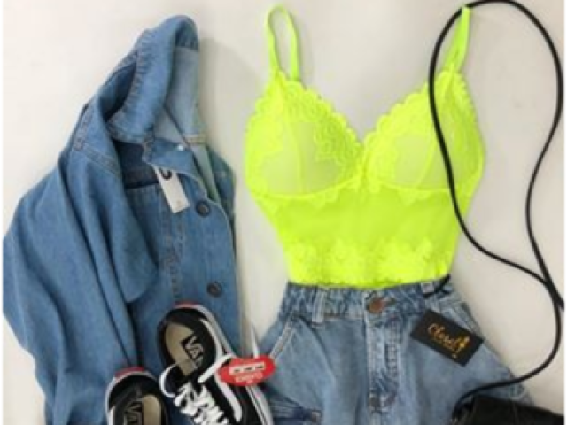 Um Topper bem sexy verde neon,saia jeans e jaqueta jeans solta