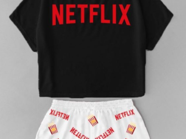 Blusa de meia longa preta escrito NETFLIX e short branco