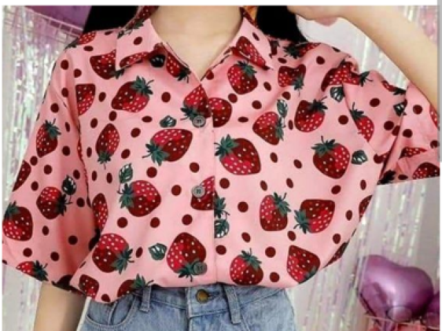 Blusa rosa de curta com morangos e Bolinas vermelhas