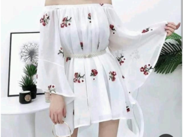 Vestido branco solto com rosas