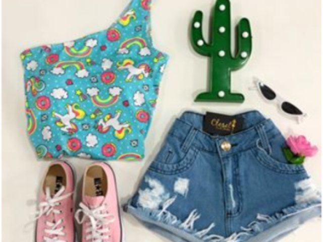 Topper verde água com desenhos de unicórnio e short jeans